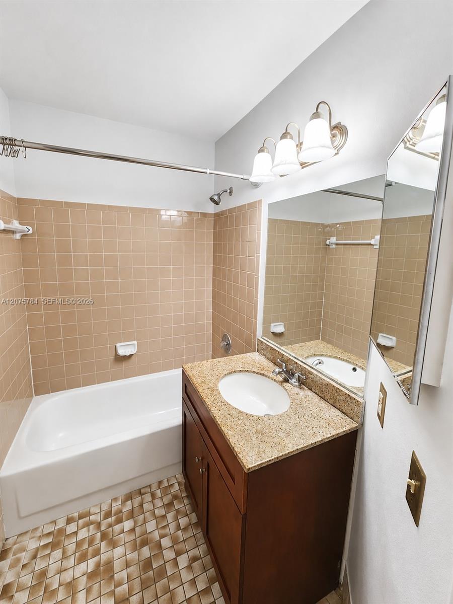 3280 Nw 102nd Terrace 203-e Property Photo 10