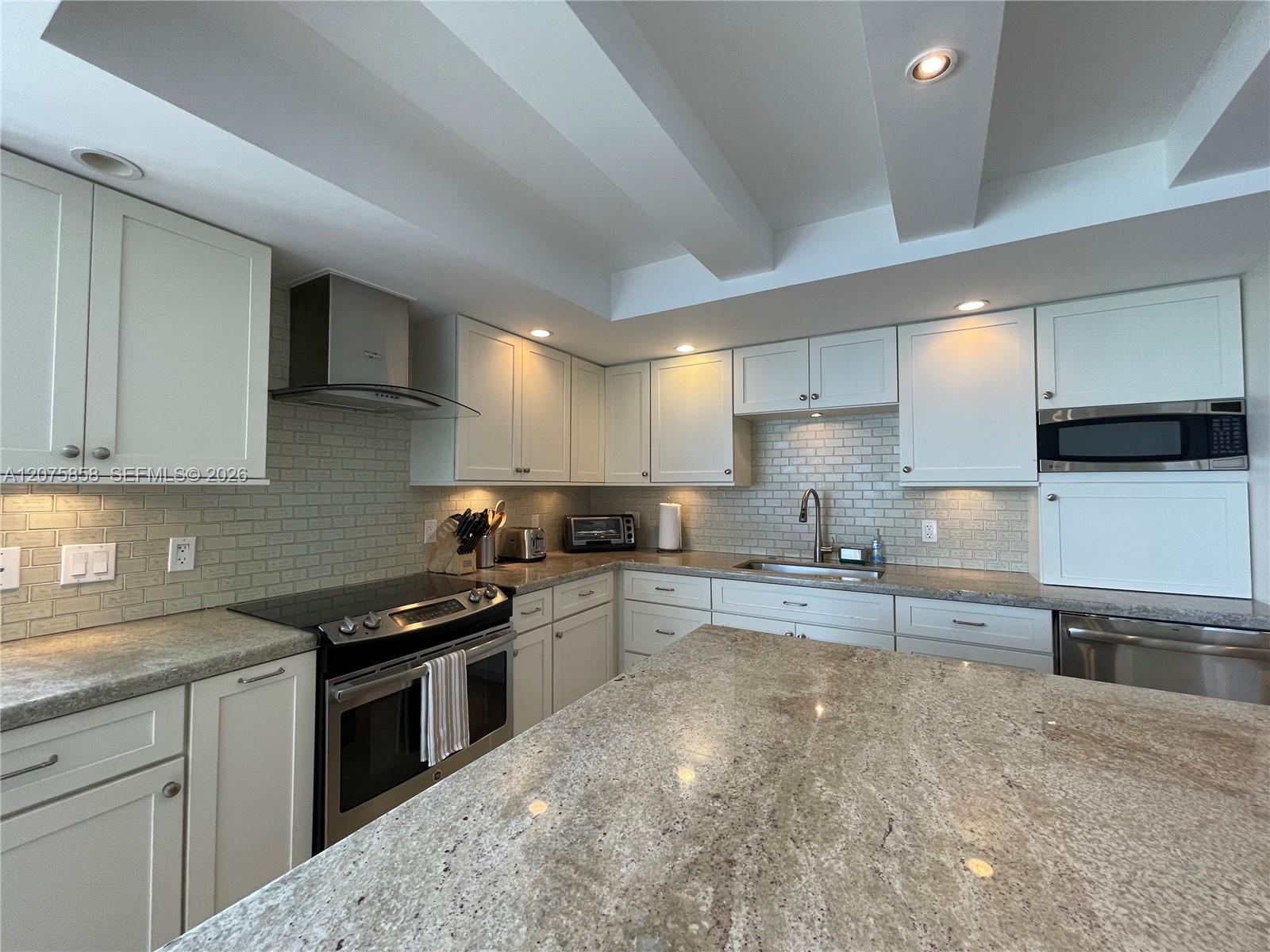 605 Ocean Drive 10l Property Photo 6