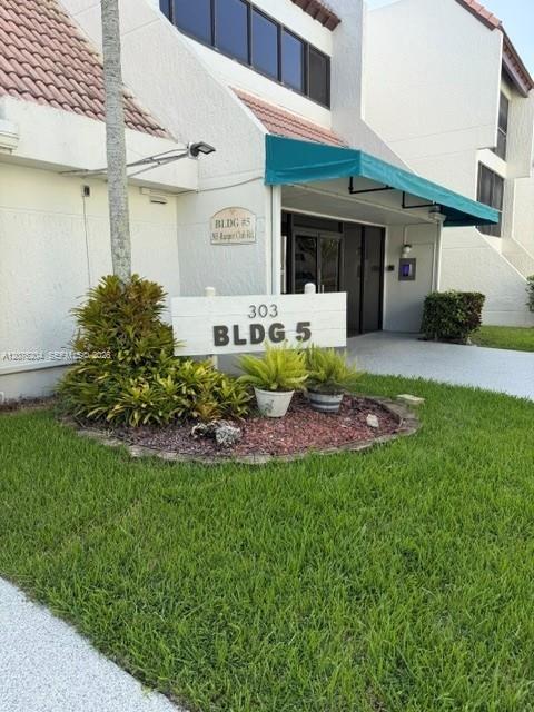303 Racquet Club Road 309