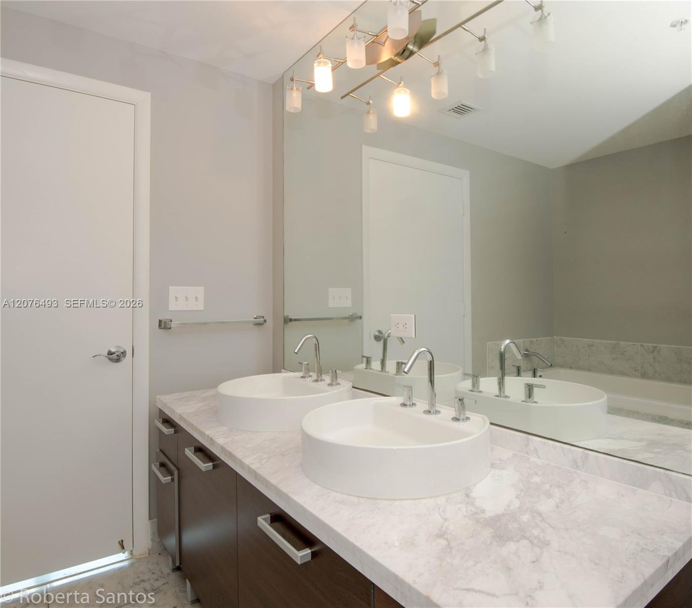 244 Biscayne Boulevard 3802 Property Photo 8