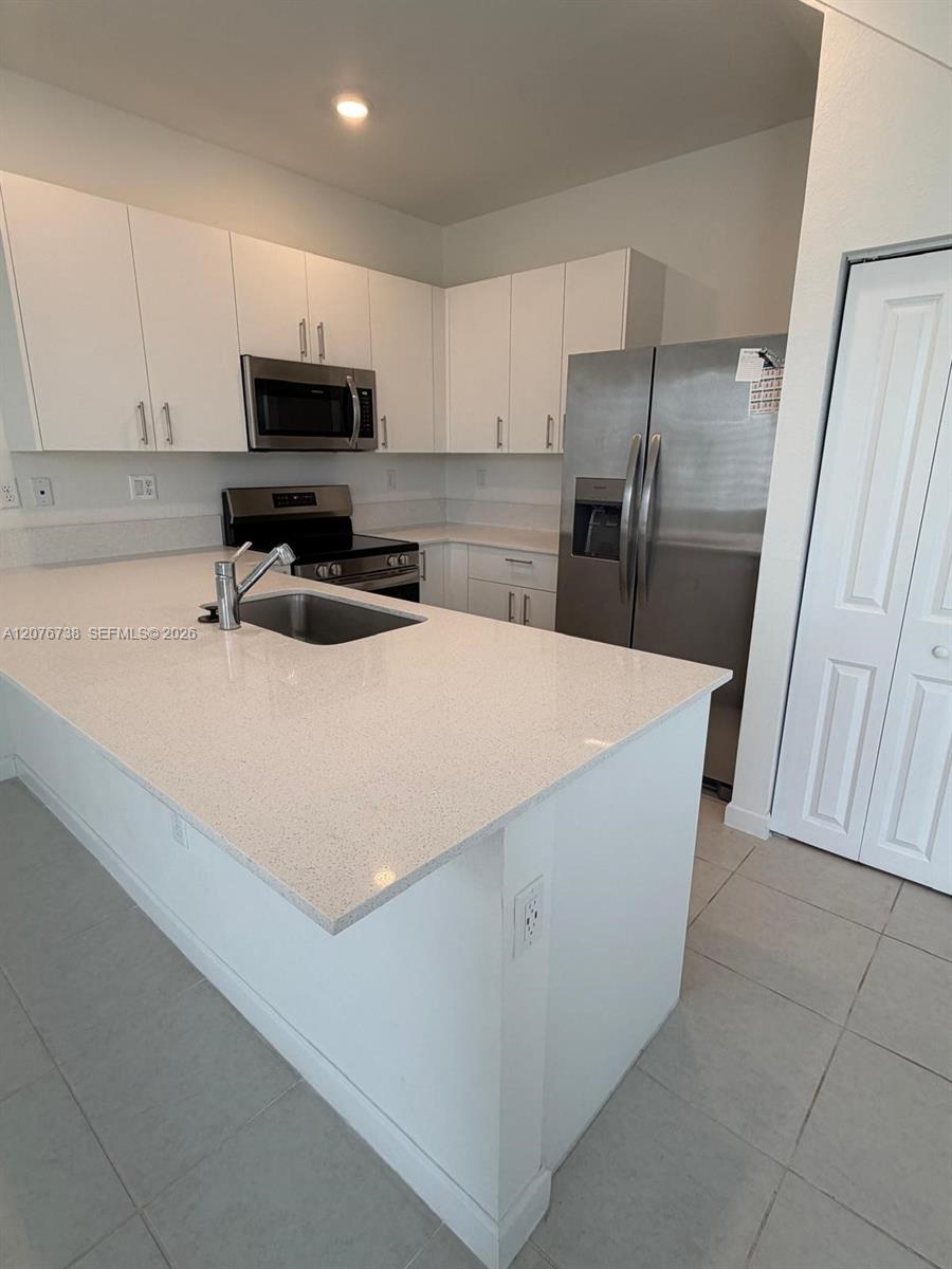 692 SE 13th Court Property Photo 1
