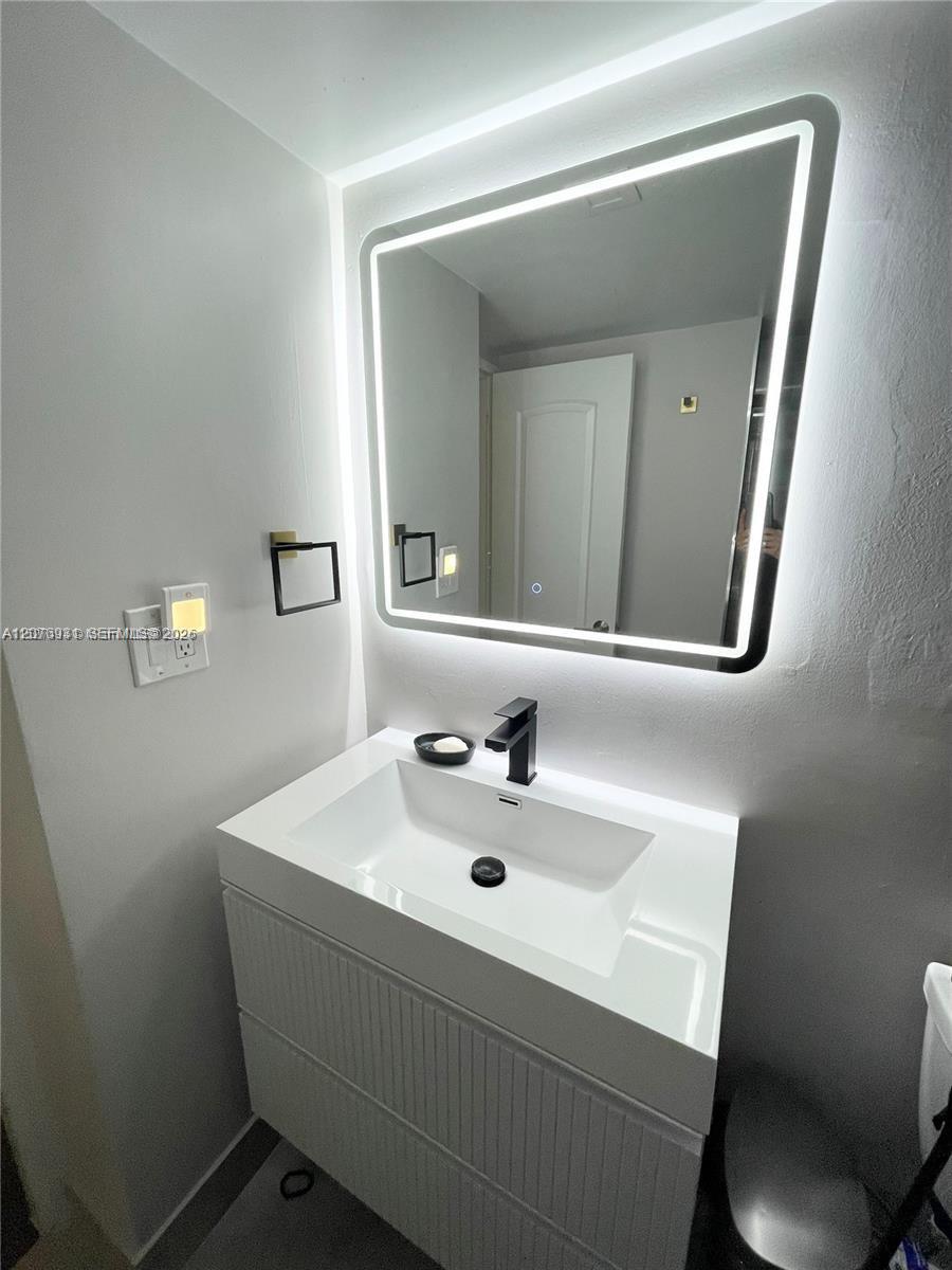 5600 Collins Avenue 16p Property Photo 34