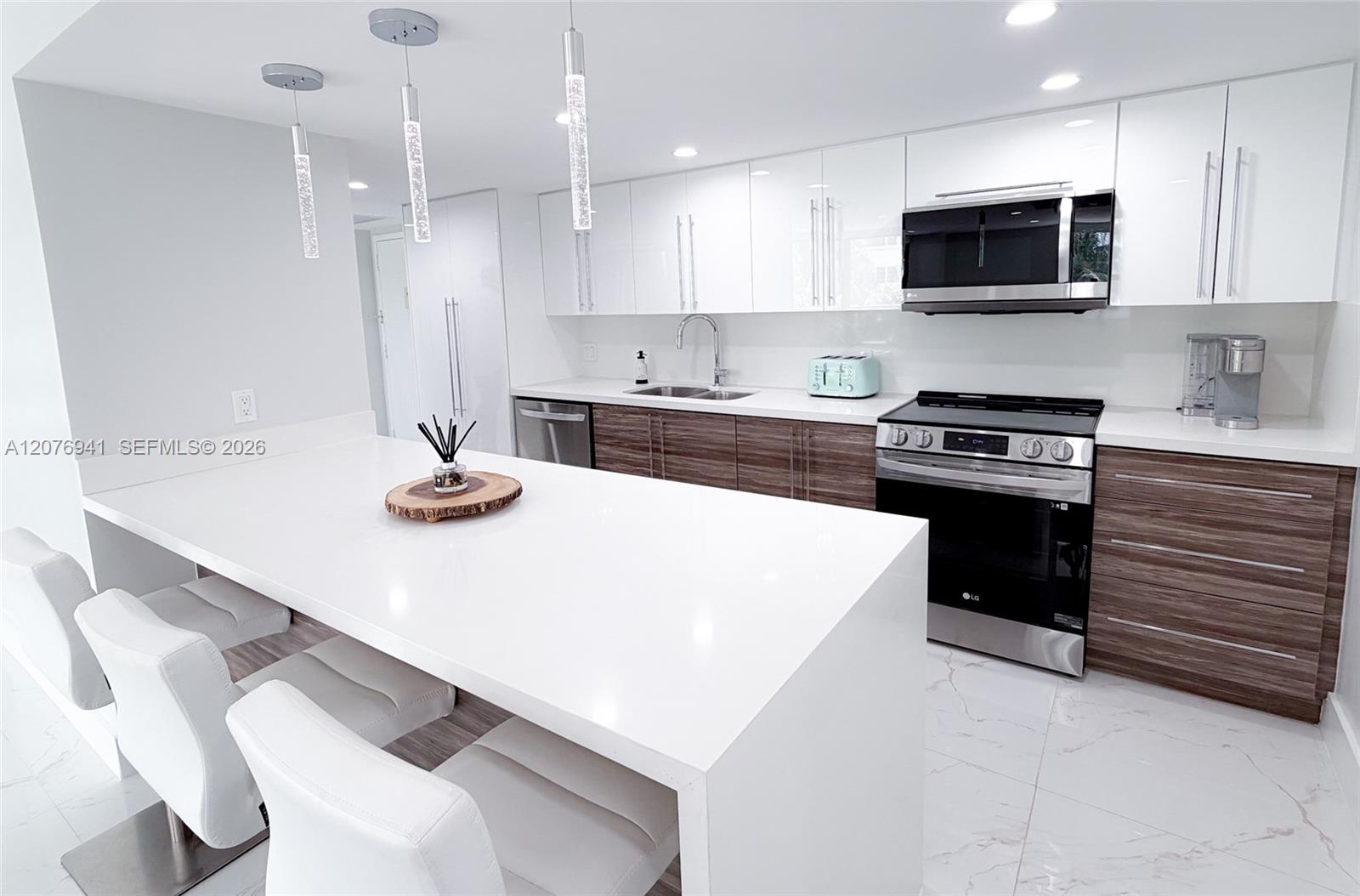 1800 Collins Avenue 3h Property Photo 6
