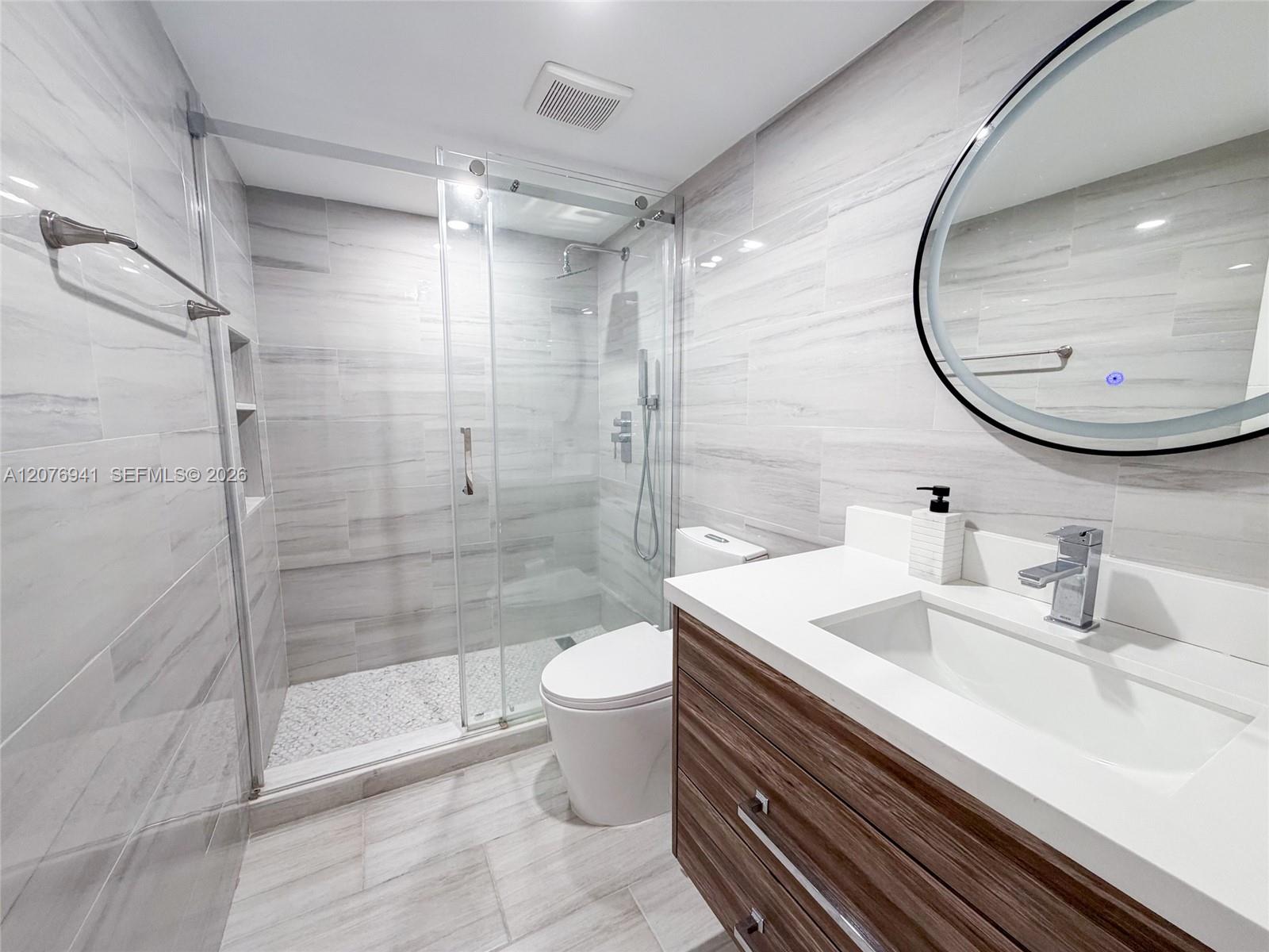 1800 Collins Avenue 3h Property Photo 12