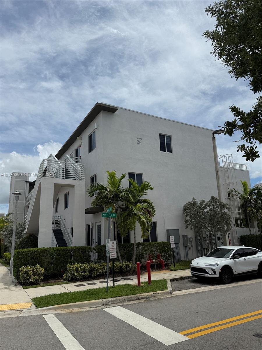 10300 Nw 66th Street Property Photo 5