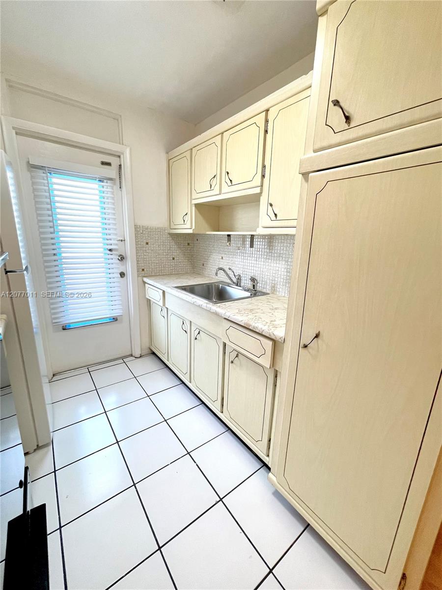 441 Collins Avenue 30 Property Photo 6