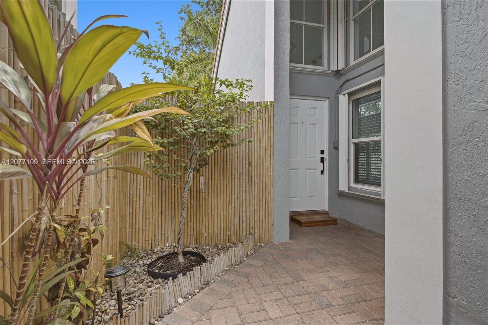1880 Sweetbay Way Property Photo 3