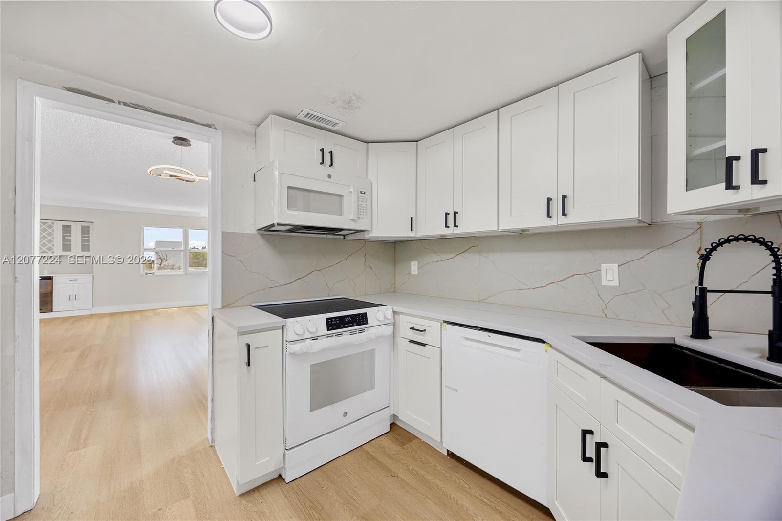 3301 Spanish Moss Terrace 806 Property Photo 5