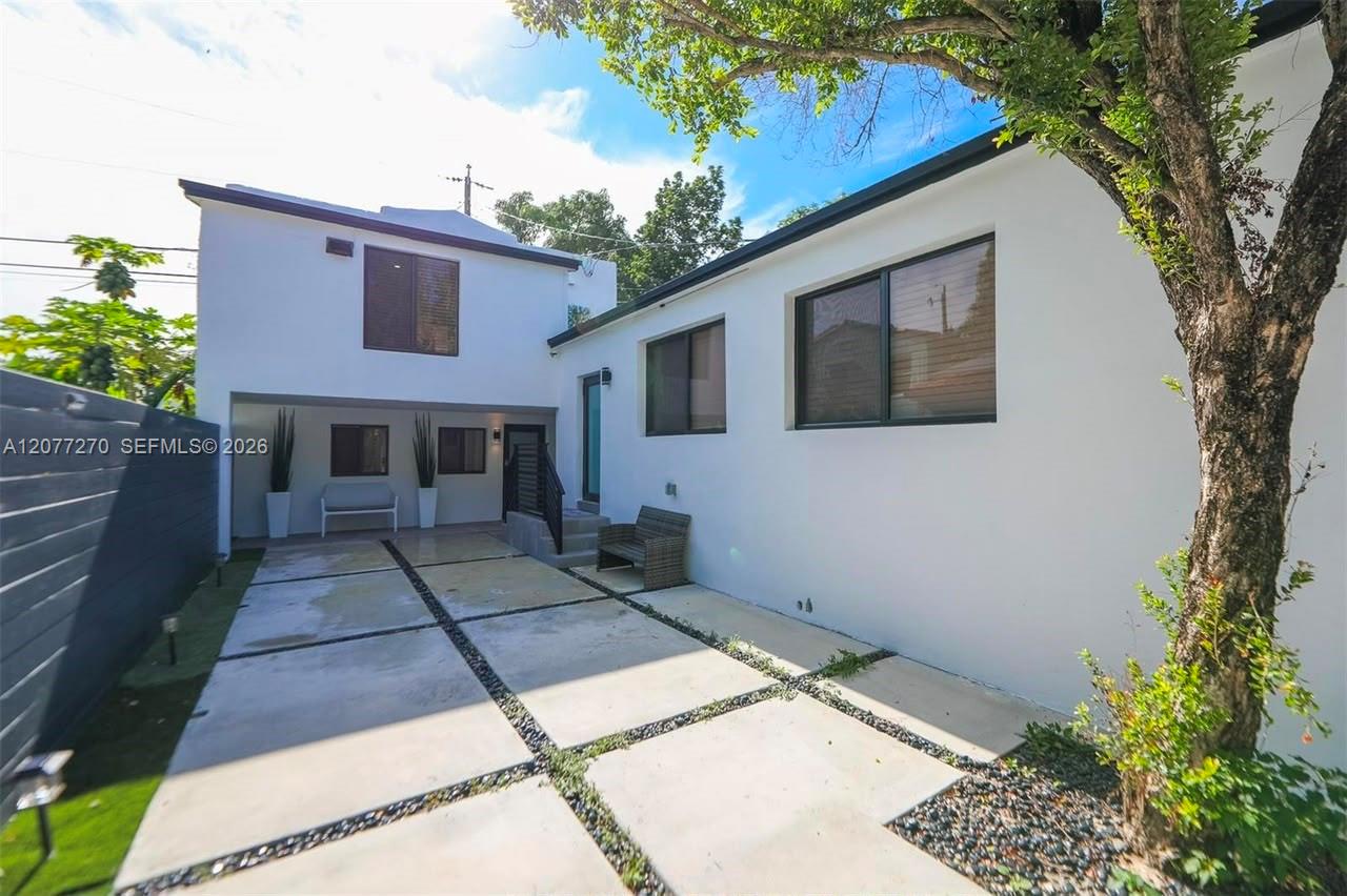 52 Ne 47th Street Property Photo 3