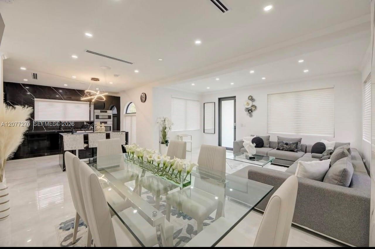 52 Ne 47th Street Property Photo 8