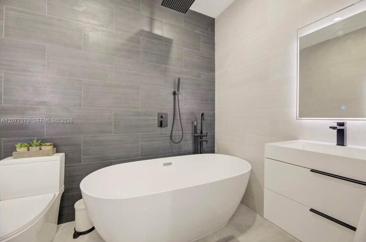 52 Ne 47th Street Property Photo 32