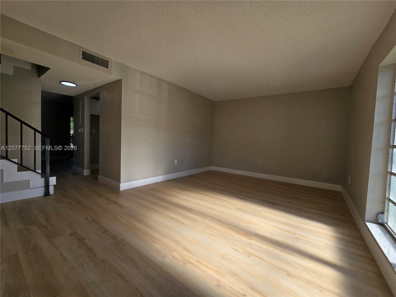 17120 SW 94th Avenue 404 Property Photo 1