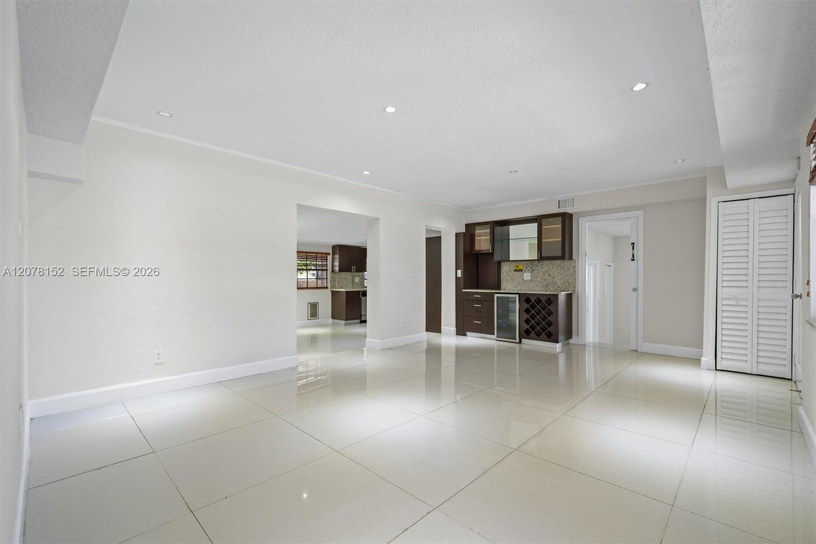 292 E 55th Street Property Photo 4