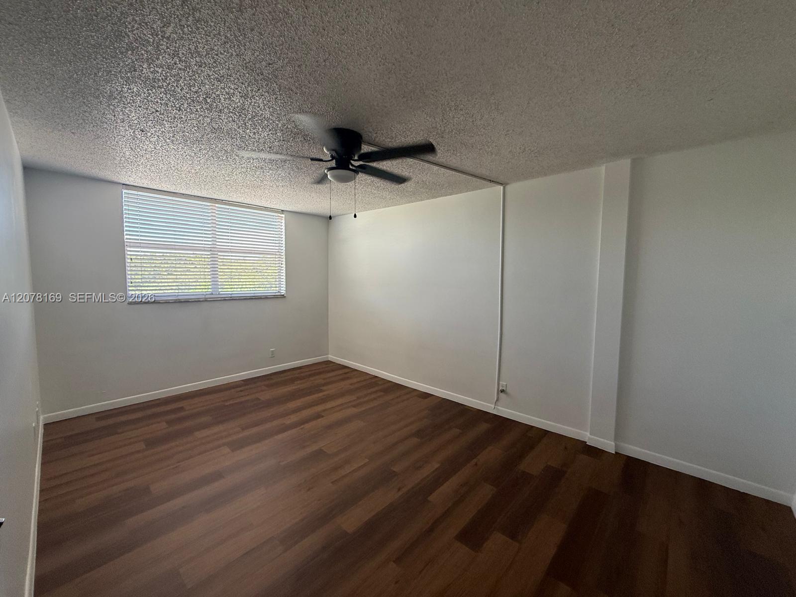 500 Executive Center Drive 4j Property Photo 2