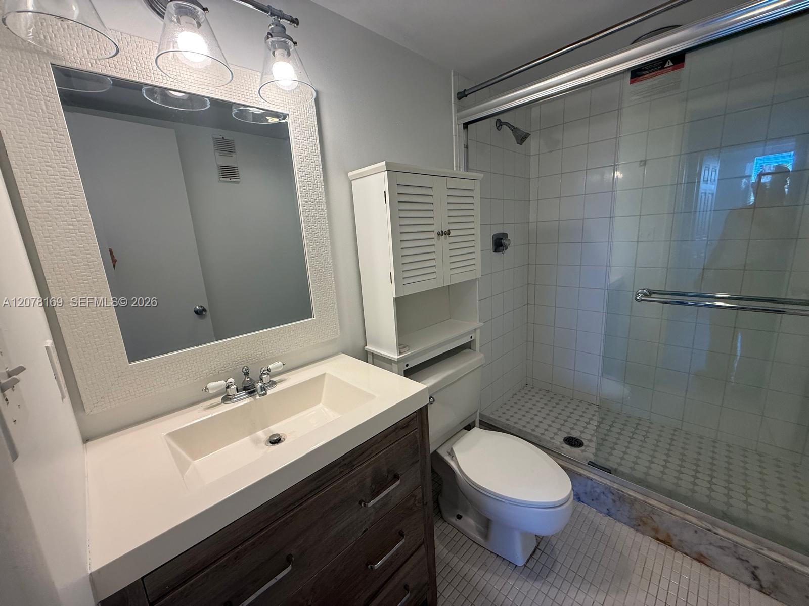 500 Executive Center Drive 4j Property Photo 8