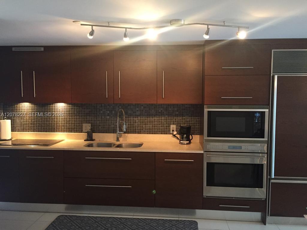 485 Brickell Avenue 1811 Property Photo 6