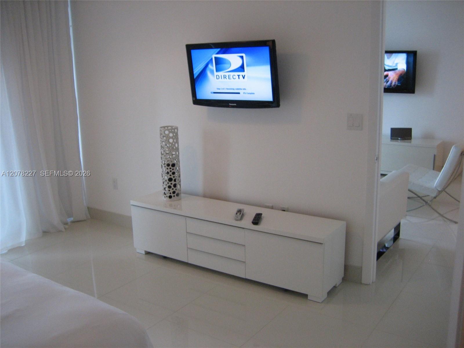 485 Brickell Avenue 1811 Property Photo 8