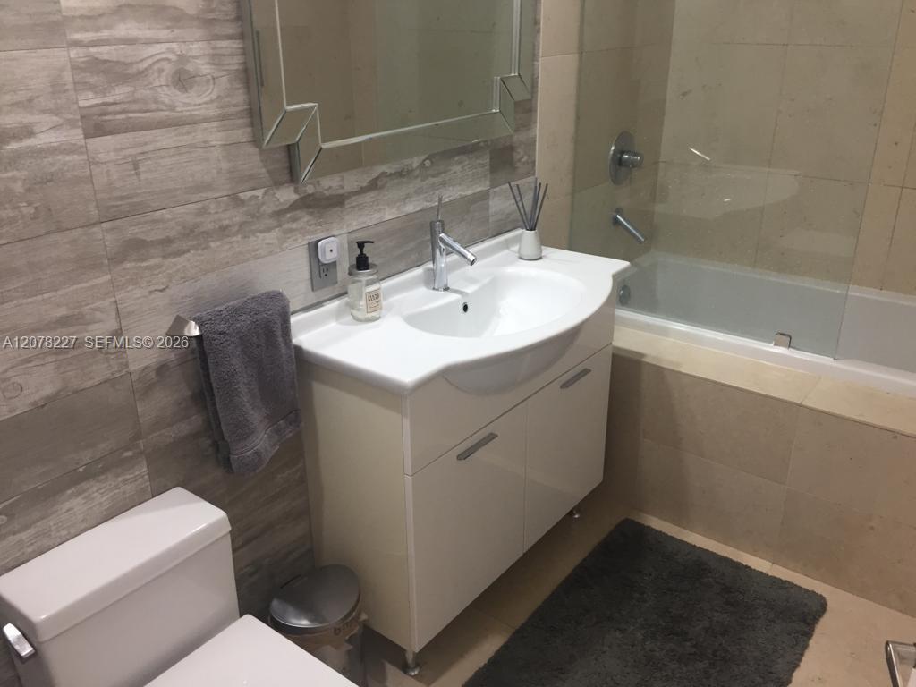 485 Brickell Avenue 1811 Property Photo 9