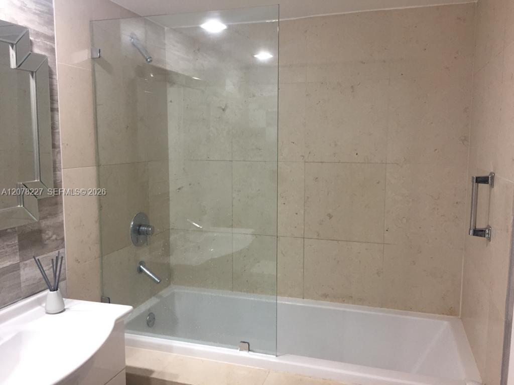 485 Brickell Avenue 1811 Property Photo 10