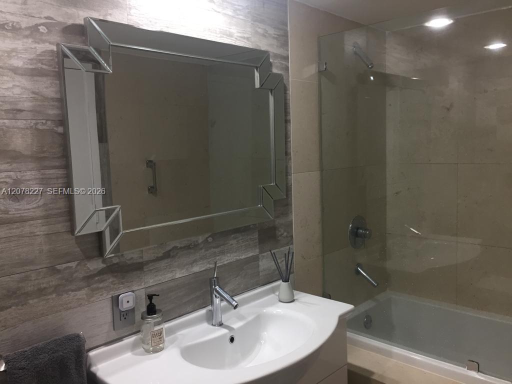 485 Brickell Avenue 1811 Property Photo 14