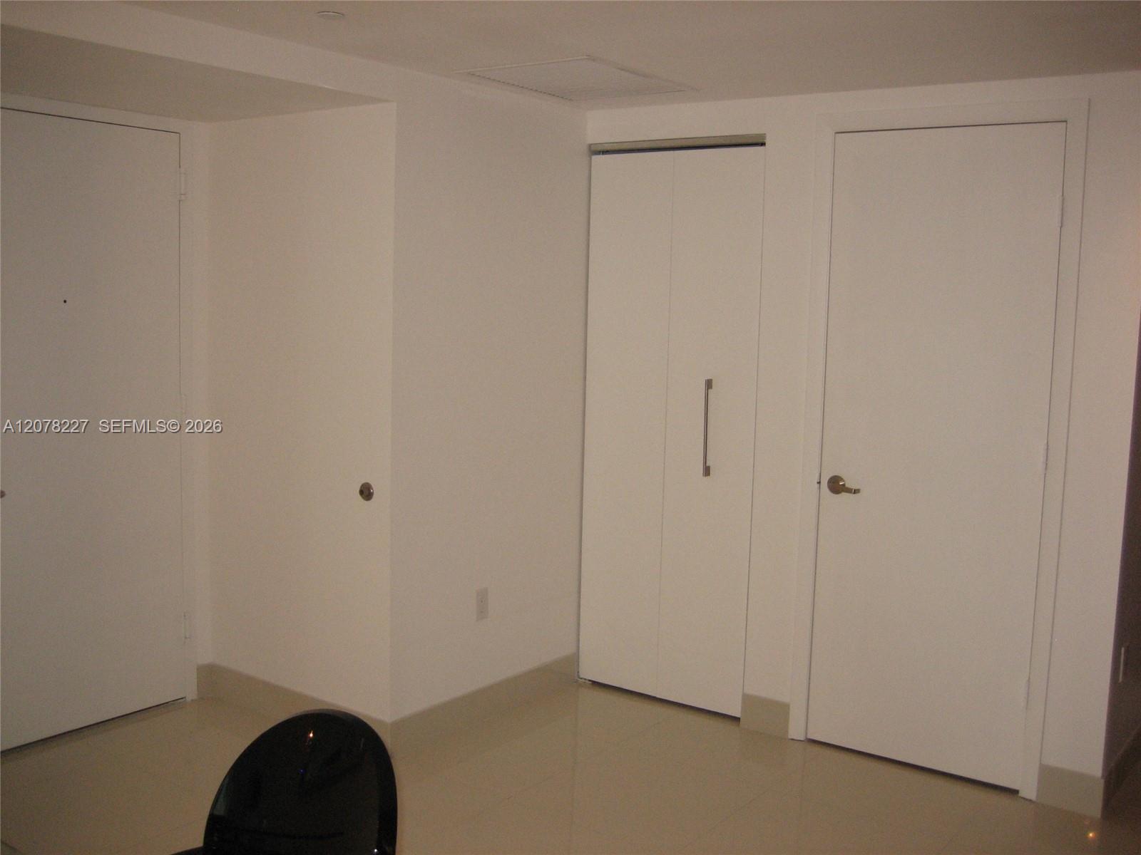 485 Brickell Avenue 1811 Property Photo 15