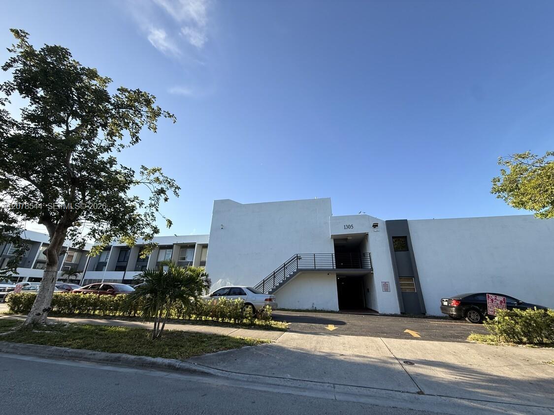 1305 W 46th Street 108