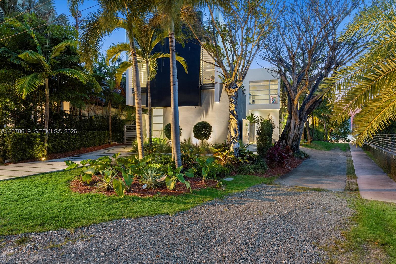 440 S Hibiscus Drive Property Photo 3