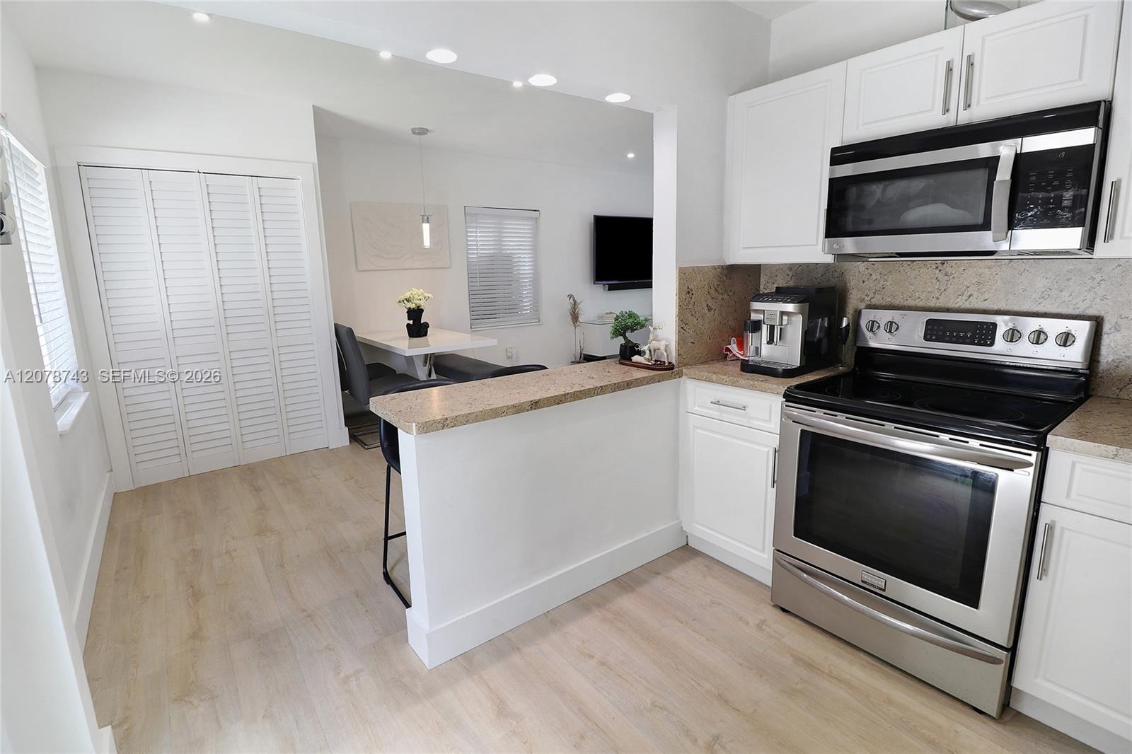 14940 Pierce Street Property Photo 11