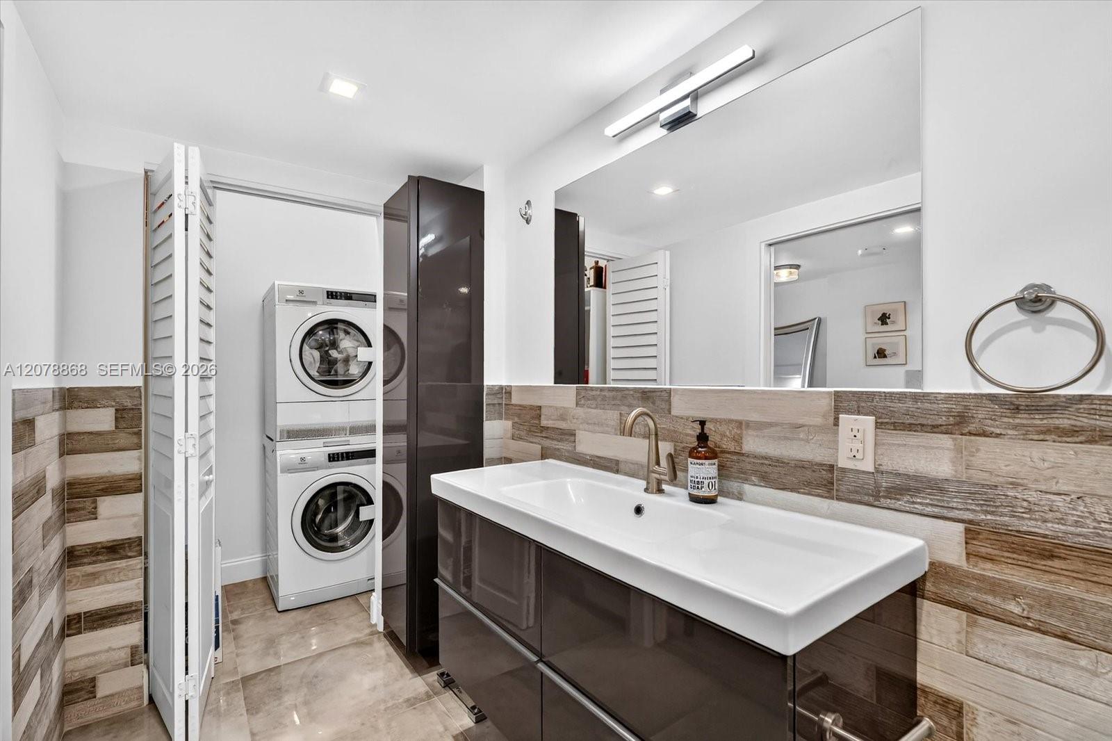 2301 Collins Avenue 714 Property Photo 10