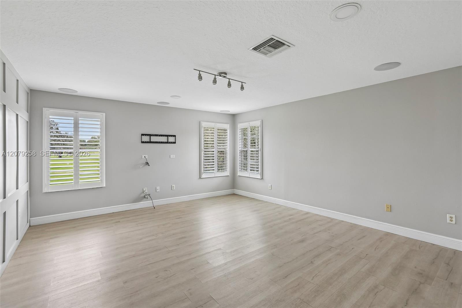 1413 Brilliant Cut Way Property Photo 12