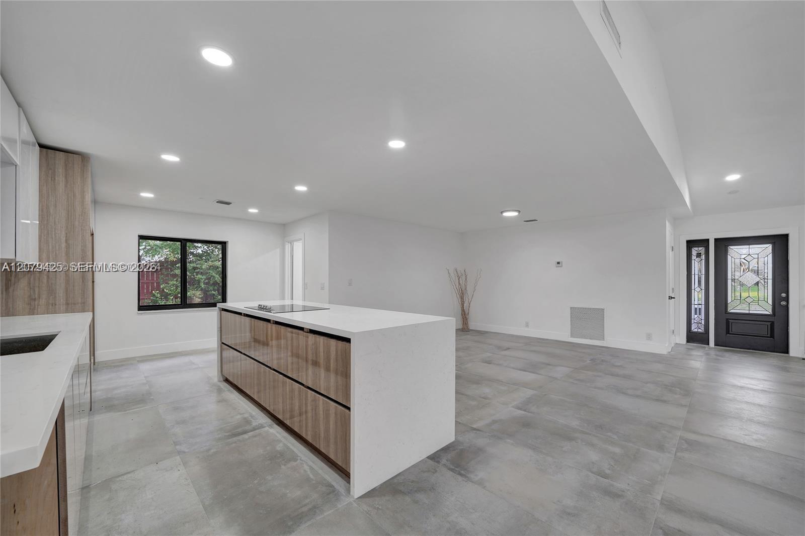 3352 Lakeview Boulevard Property Photo 4