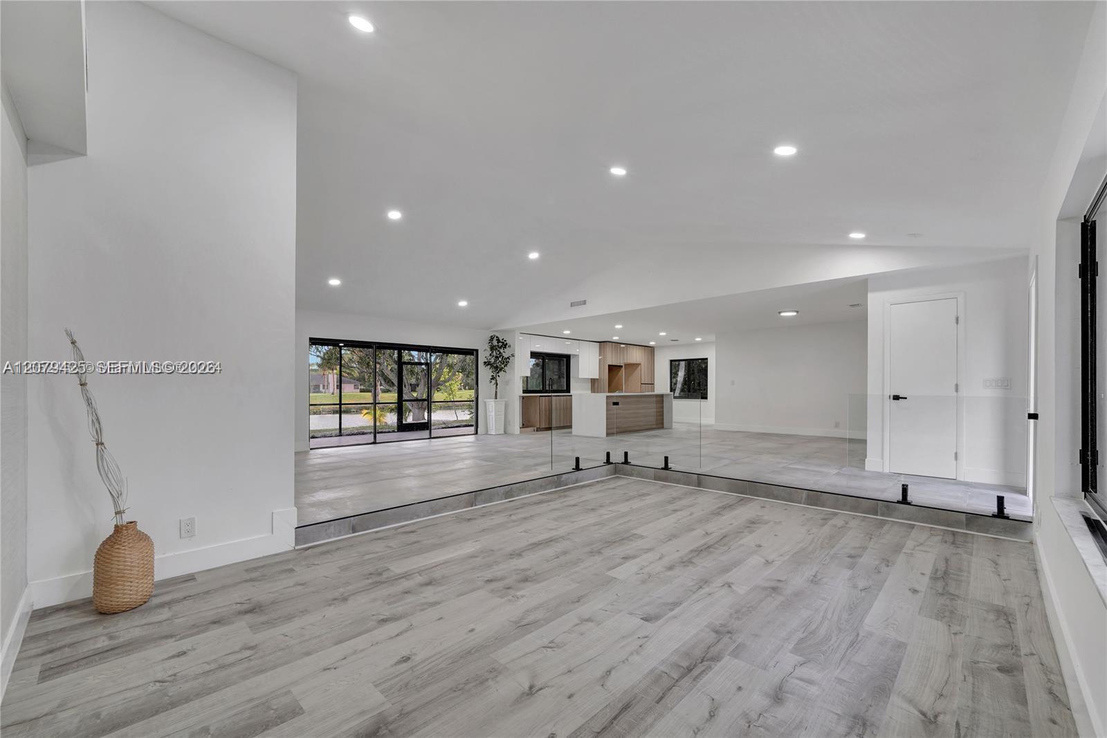 3352 Lakeview Boulevard Property Photo 8