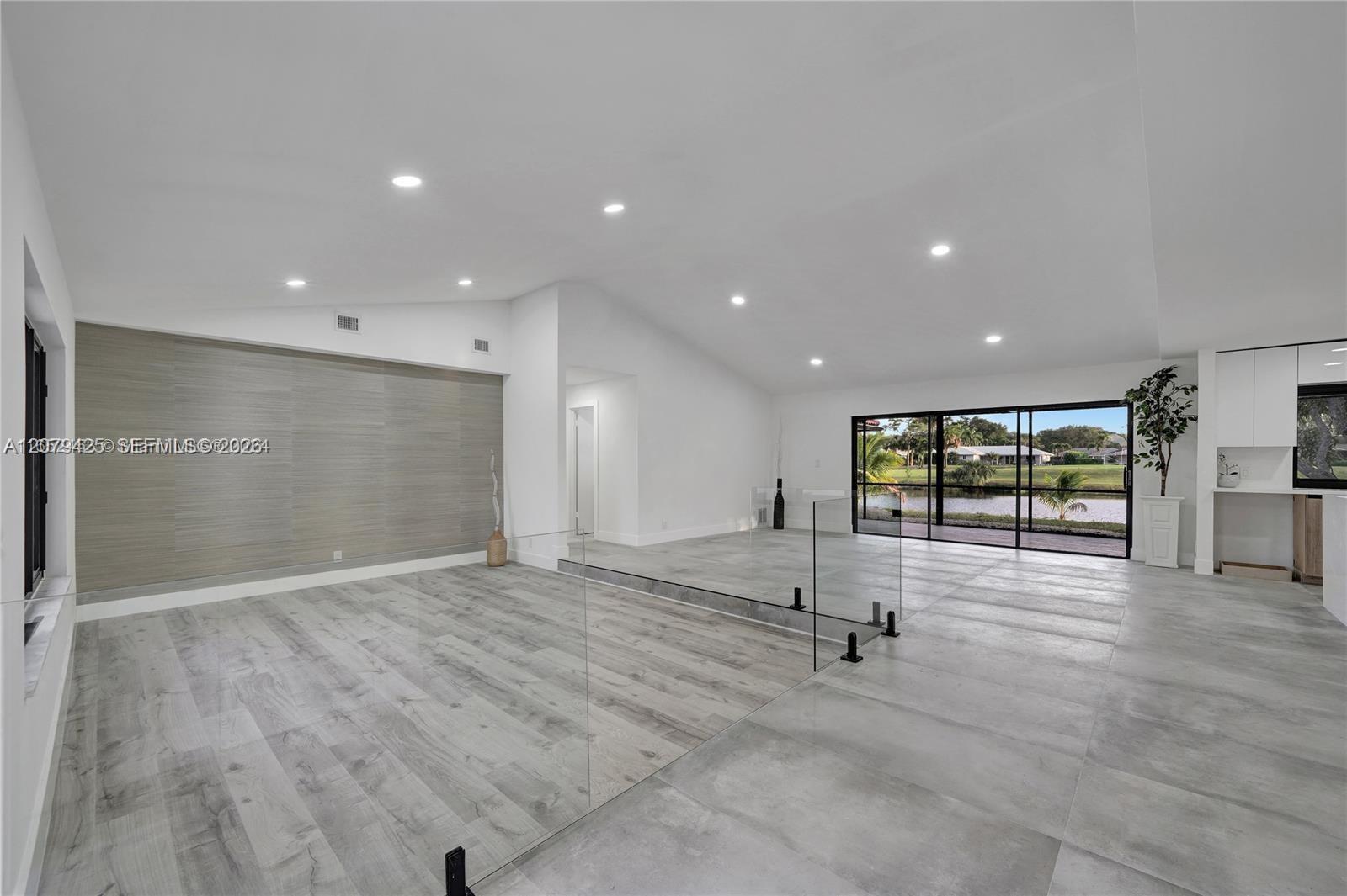 3352 Lakeview Boulevard Property Photo 9