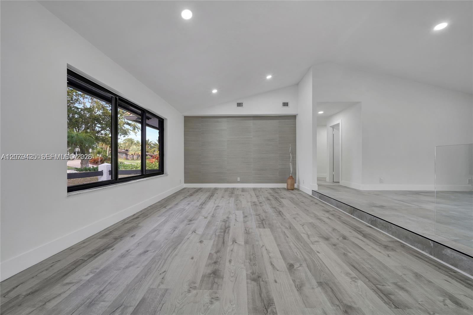 3352 Lakeview Boulevard Property Photo 13