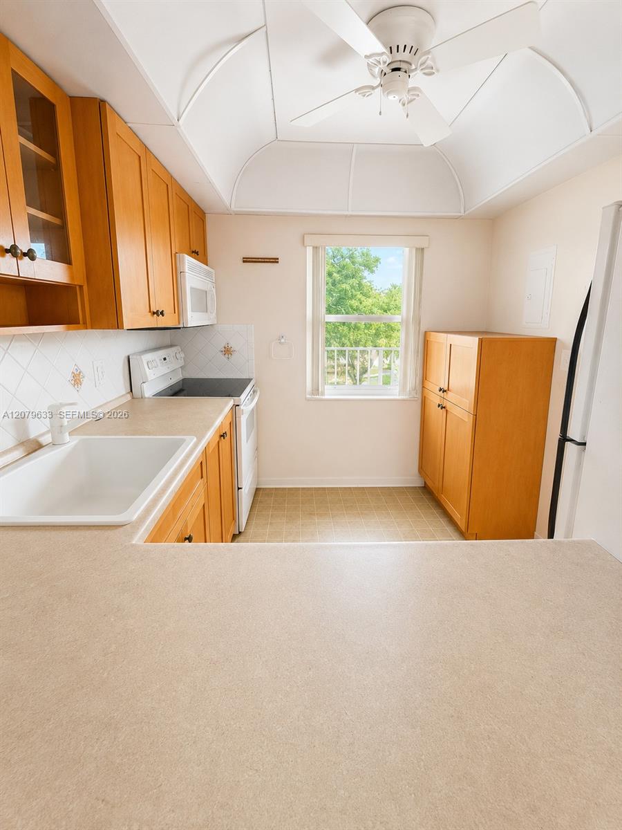 1035 Country Club Drive 408 Property Photo 6