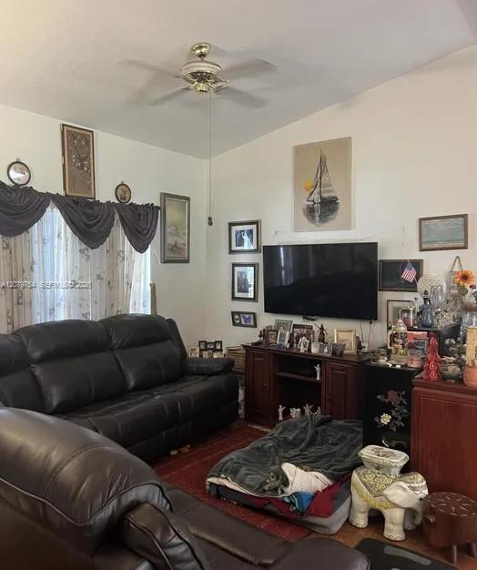 2425 Delys Street Property Photo 8
