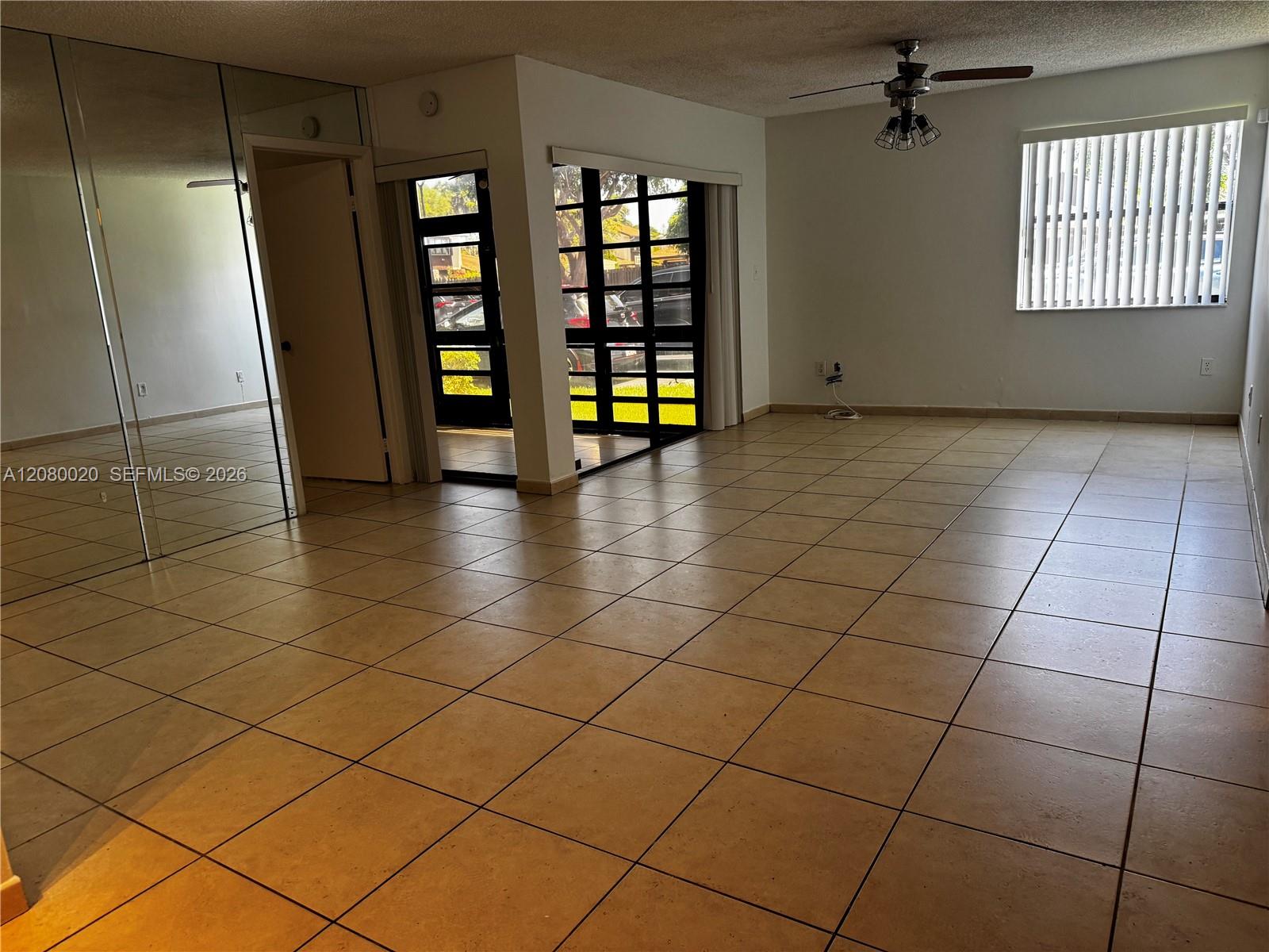 A12080020 Property Photo 3