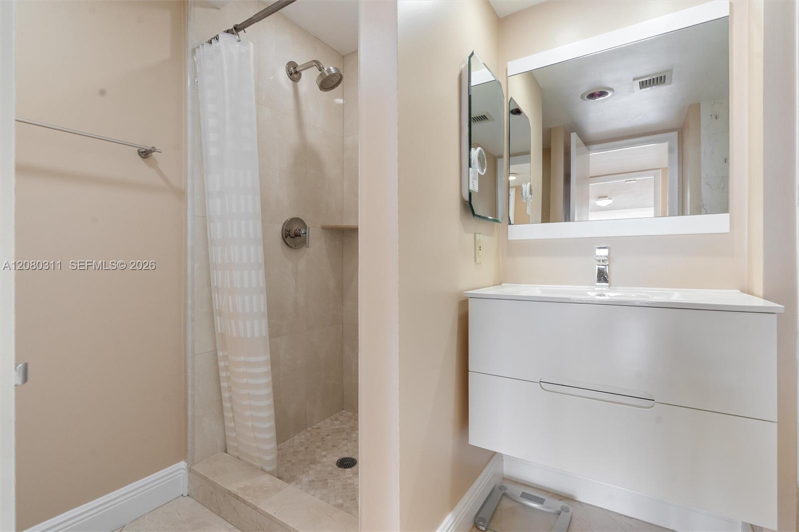 2200 S Ocean Lane 409 Property Photo 17