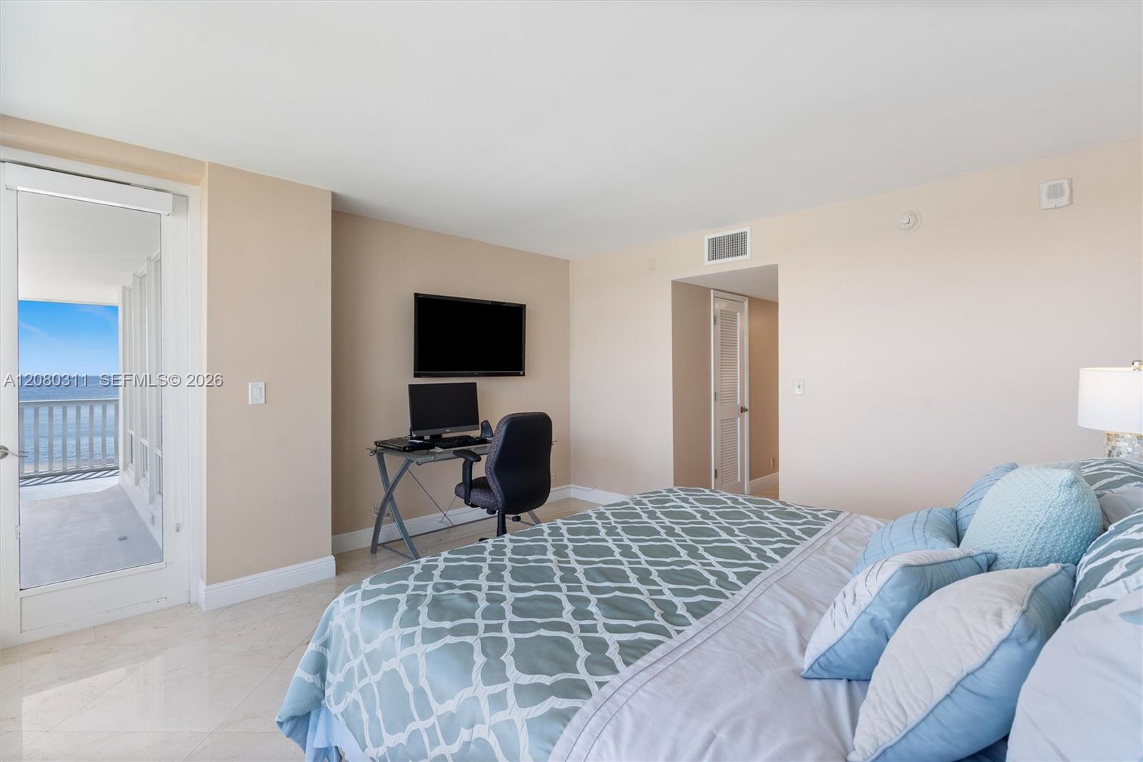 2200 S Ocean Lane 409 Property Photo 21
