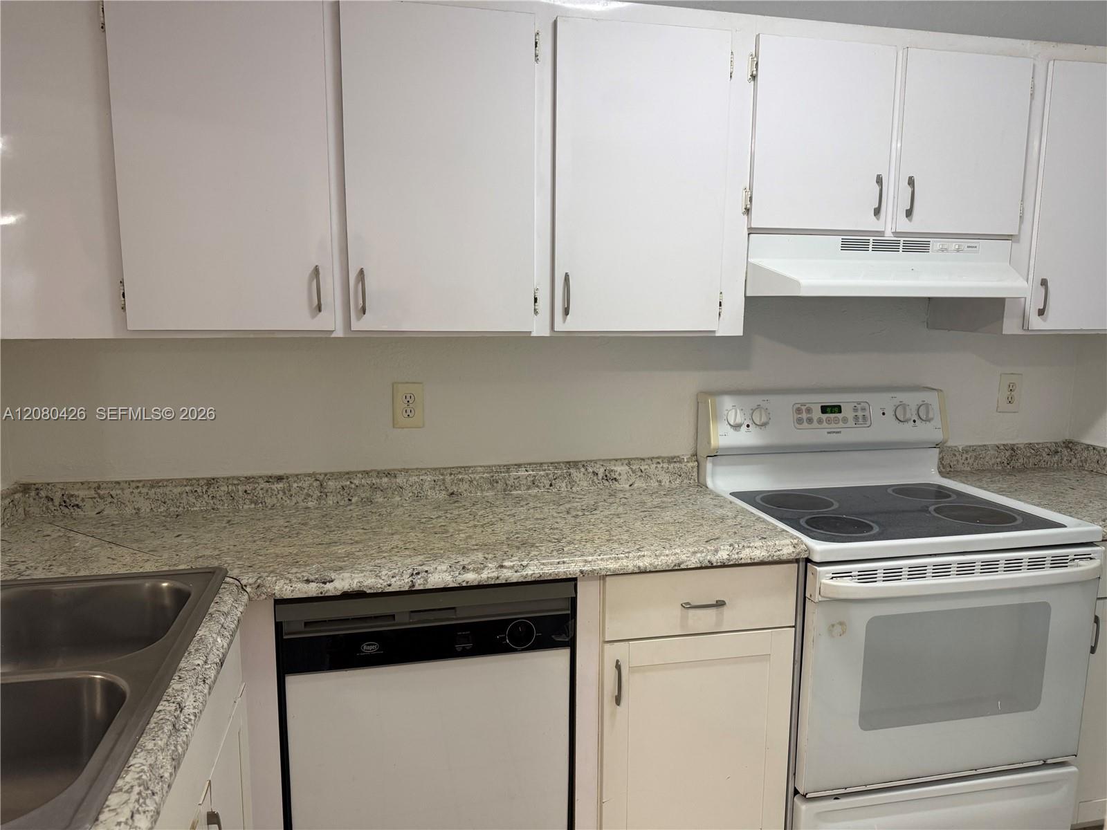 838 Twin Lakes Drive 19-e Property Photo 7