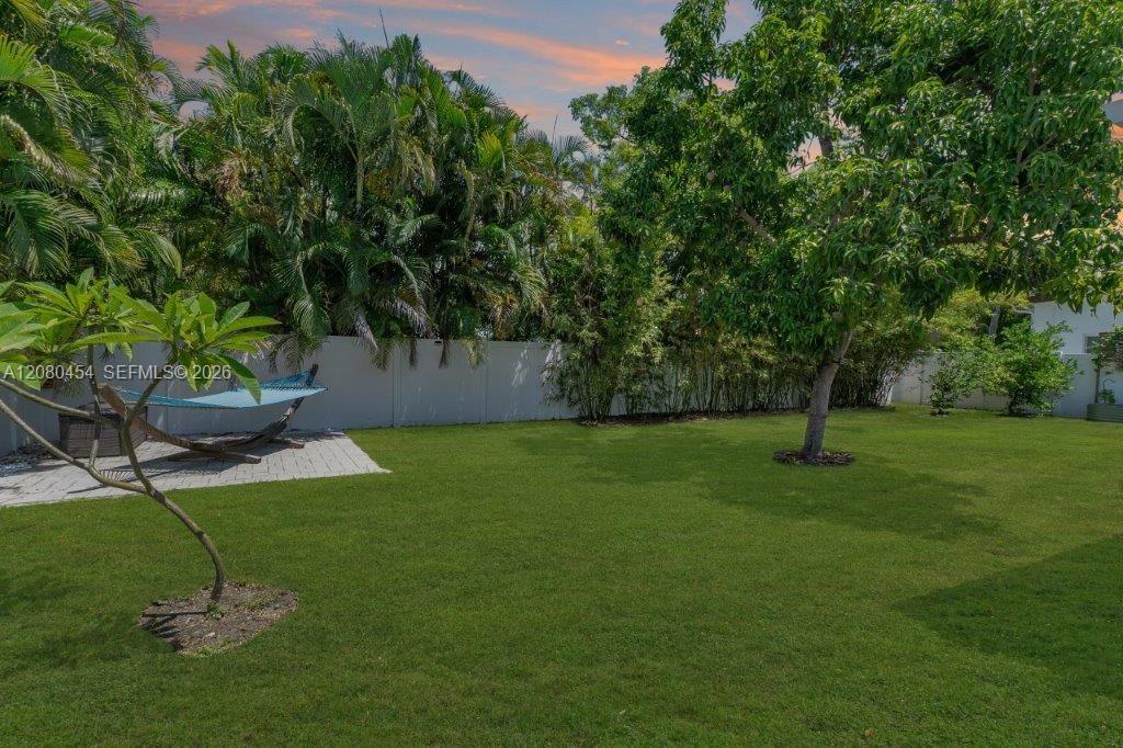 1945 S Hibiscus Drive Property Photo 12
