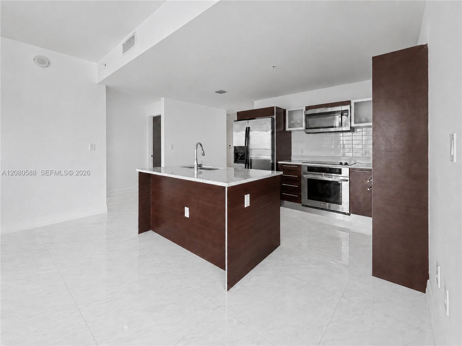 1900 N Bayshore Drive 3911 Property Photo 3