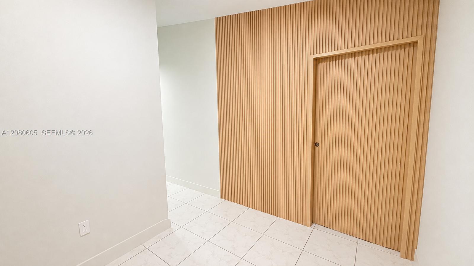 A12080605 Property Photo 2