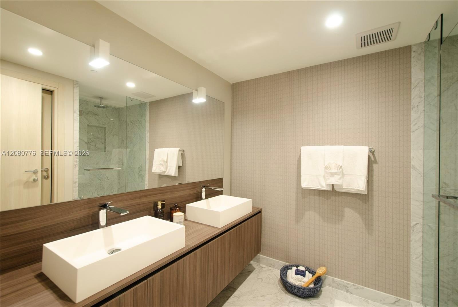 1000 Brickell Plaza 4207 Property Photo 14
