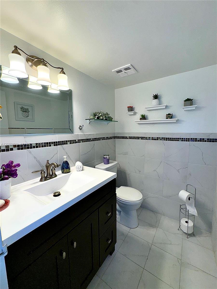 100 Golden Isles Drive 806 Property Photo 39
