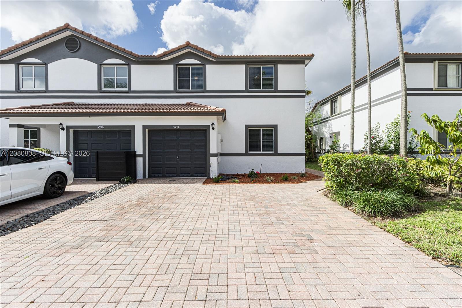 A12080808 Property Photo 2