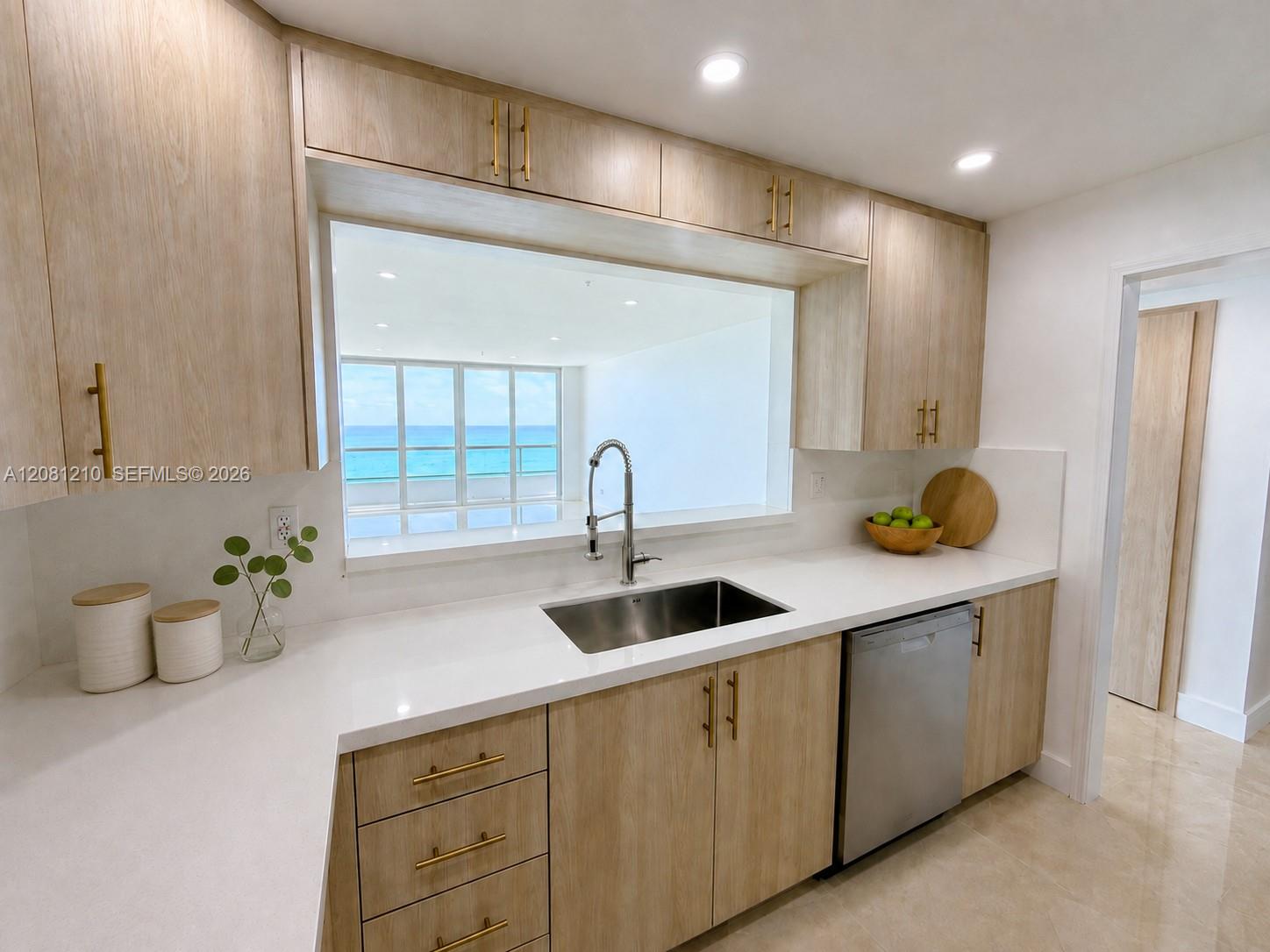 5601 Collins Avenue Ph-2 Property Photo 3