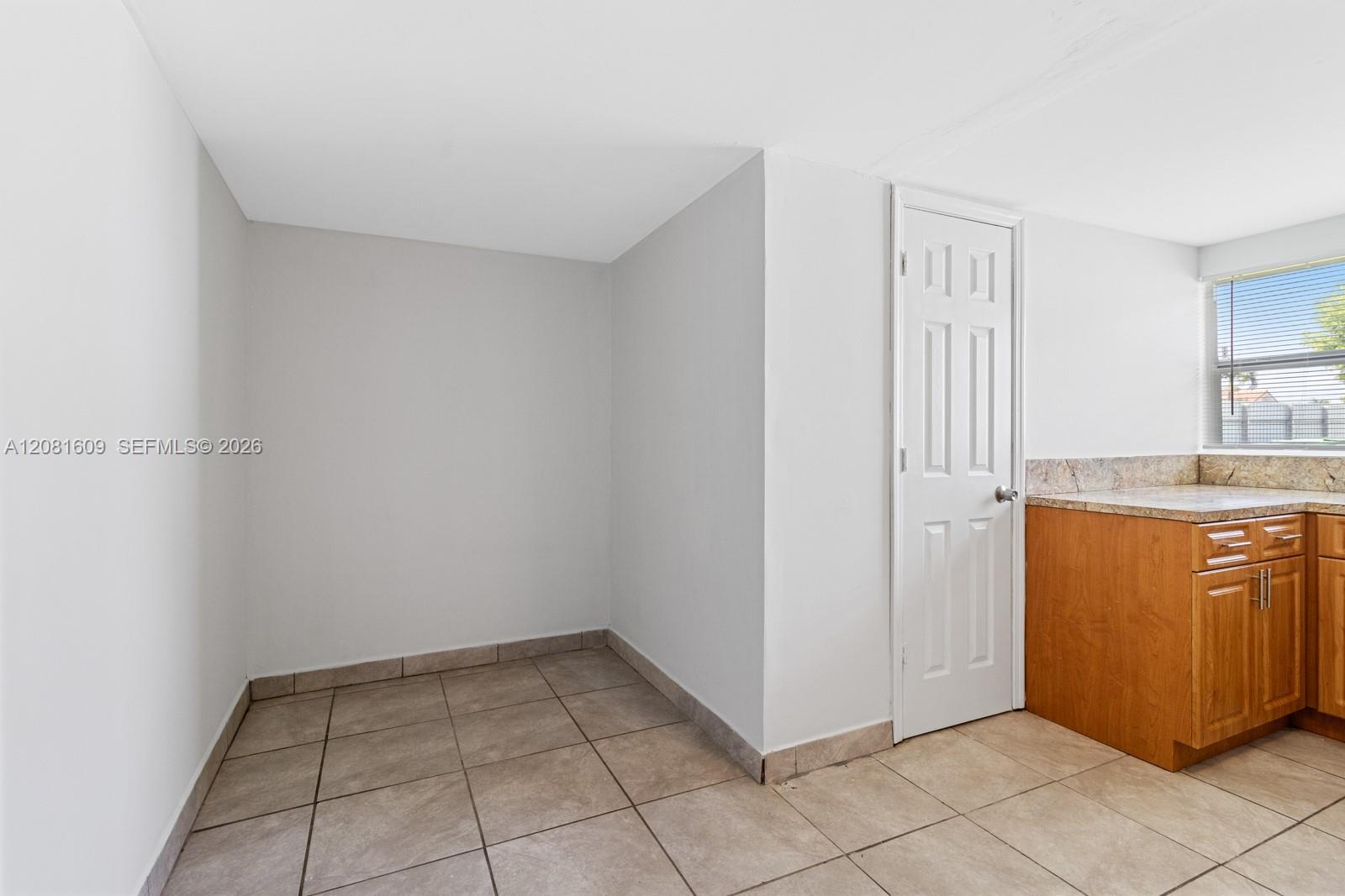 A12081609 Property Photo 4