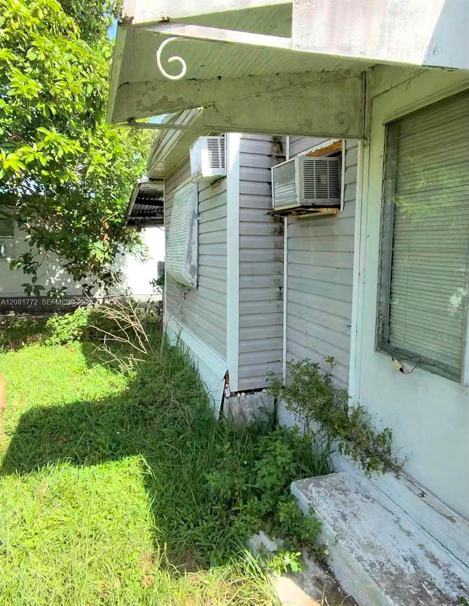 8640 Sw 17th Court Property Photo 15