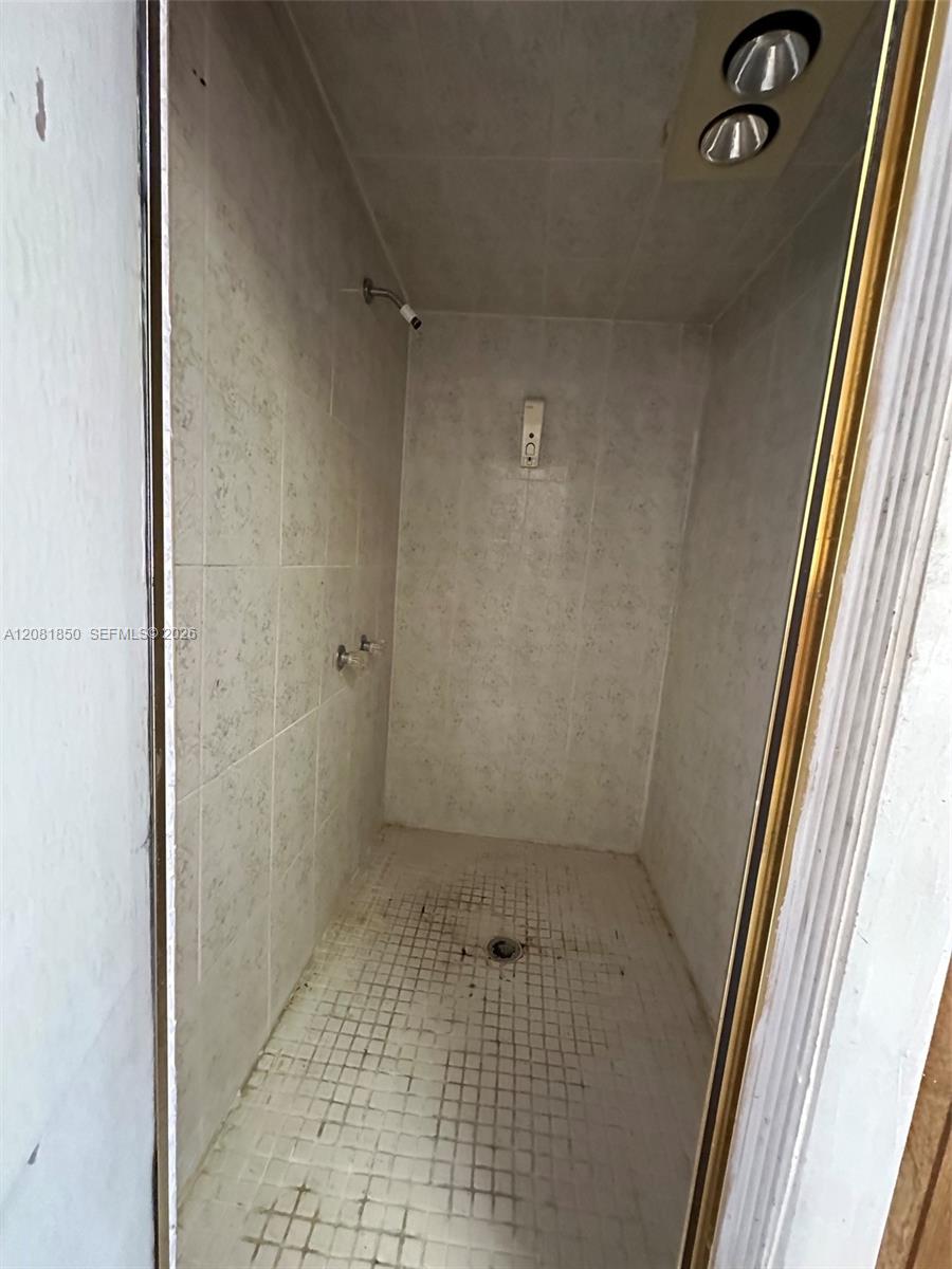 17122 W Dixie Highway Property Photo 8